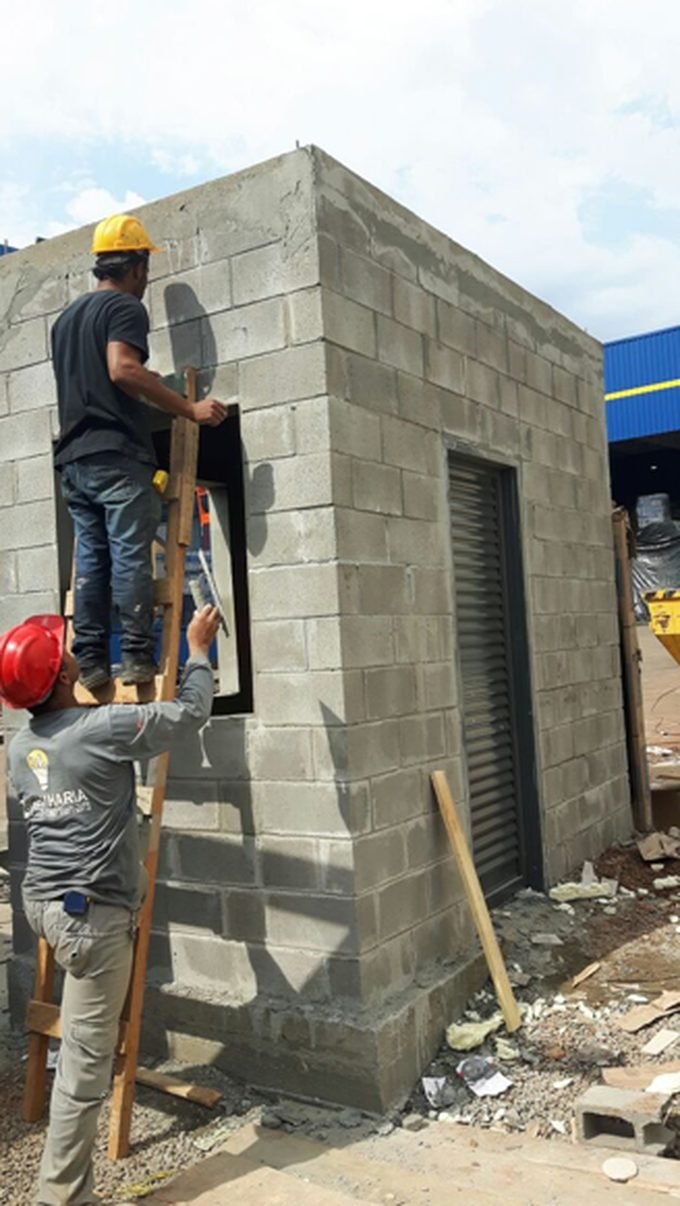 Equipe da Real Blocos erguendo parede com blocos de concreto em obra